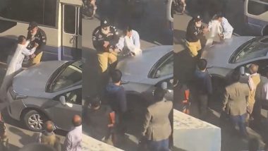 Shocking Video: कराचीमध्ये गाडी थांबवल्यामुळे महिलेने मारली पोलिसांना थप्पड, केली मारहाण (Watch)